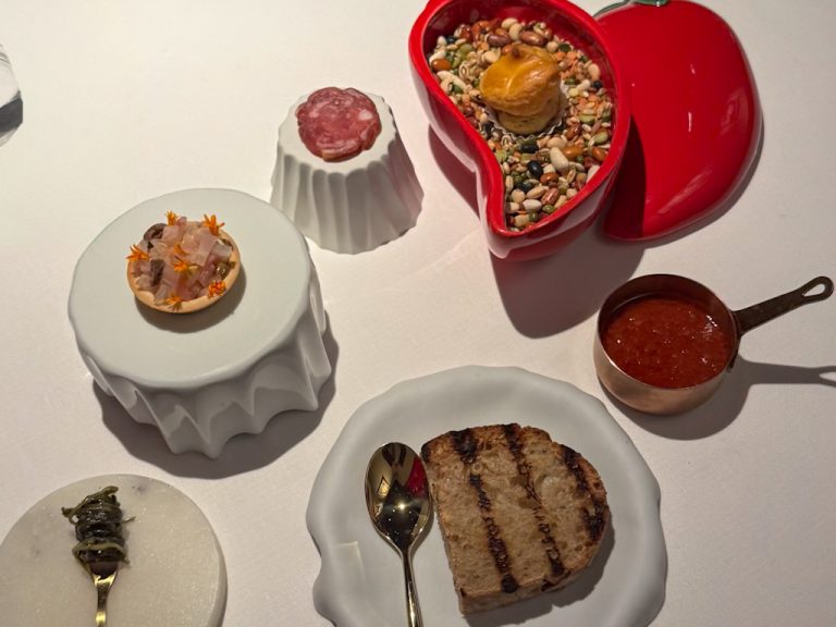 Il benvenuto dello chef con il pane da inzuppare nel ragù napoletano