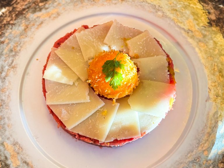Tartare di manzo piemontese, senape al miele, Grana e tuorlo croccante