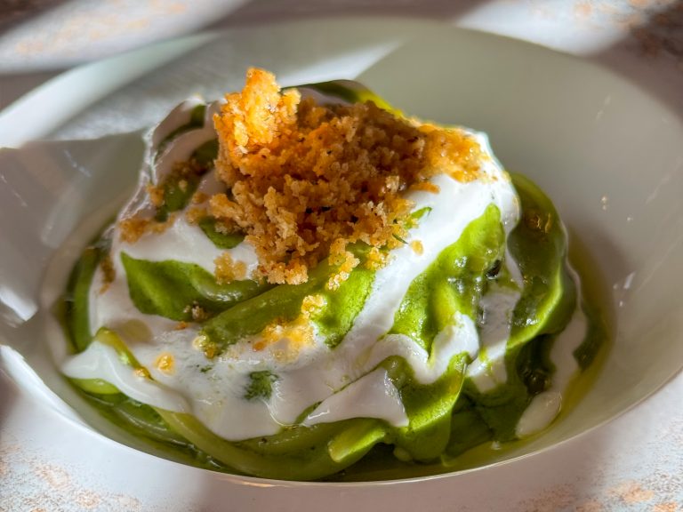 Spaghettone, crema di cime di rapa, stracciatella, pane cunsatu e colatura di alici