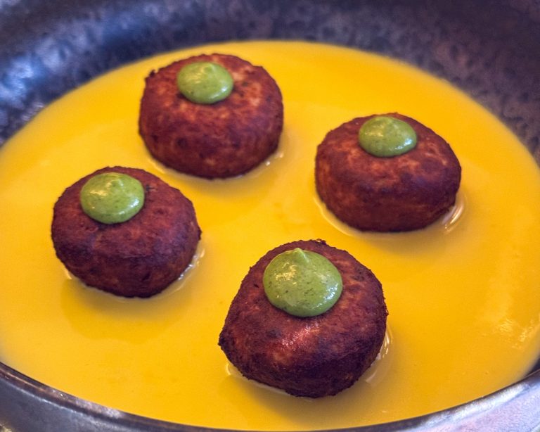 Mondeghili, crema allo zafferano e salsa verde