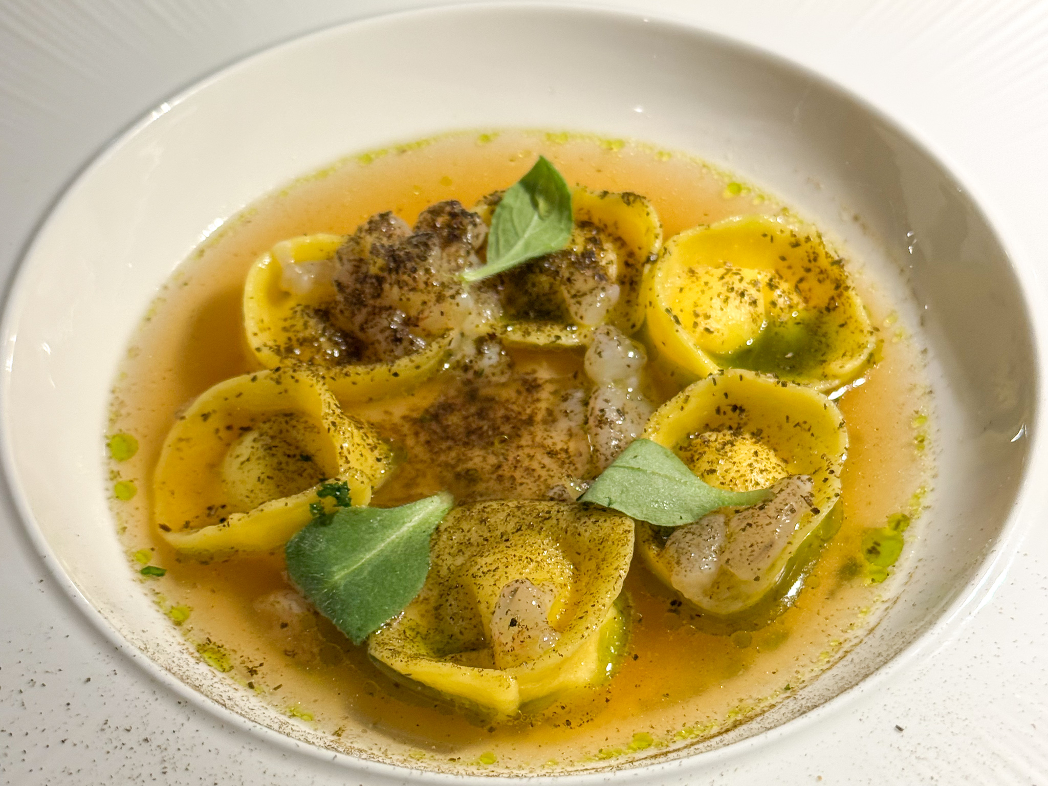 Cappelletti cacio e pepe, gambero rosa e cipollotto