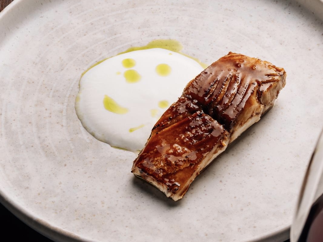 Eco: salmerino, latte di mandorla, fieno greco blu, timo, pepe selvatico