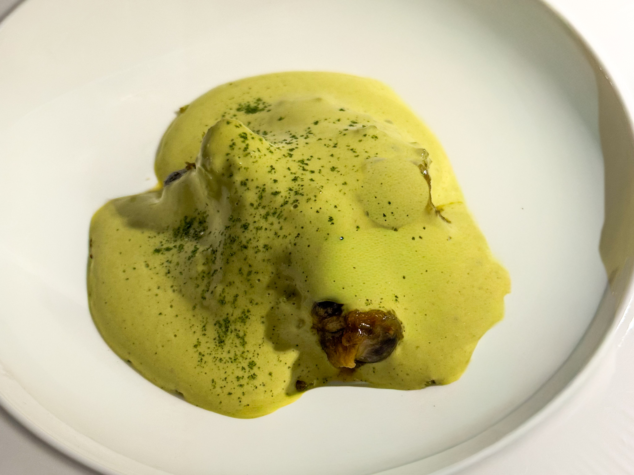 Raguse, pane al prezzemolo e salsa olandese all'aglio orsino