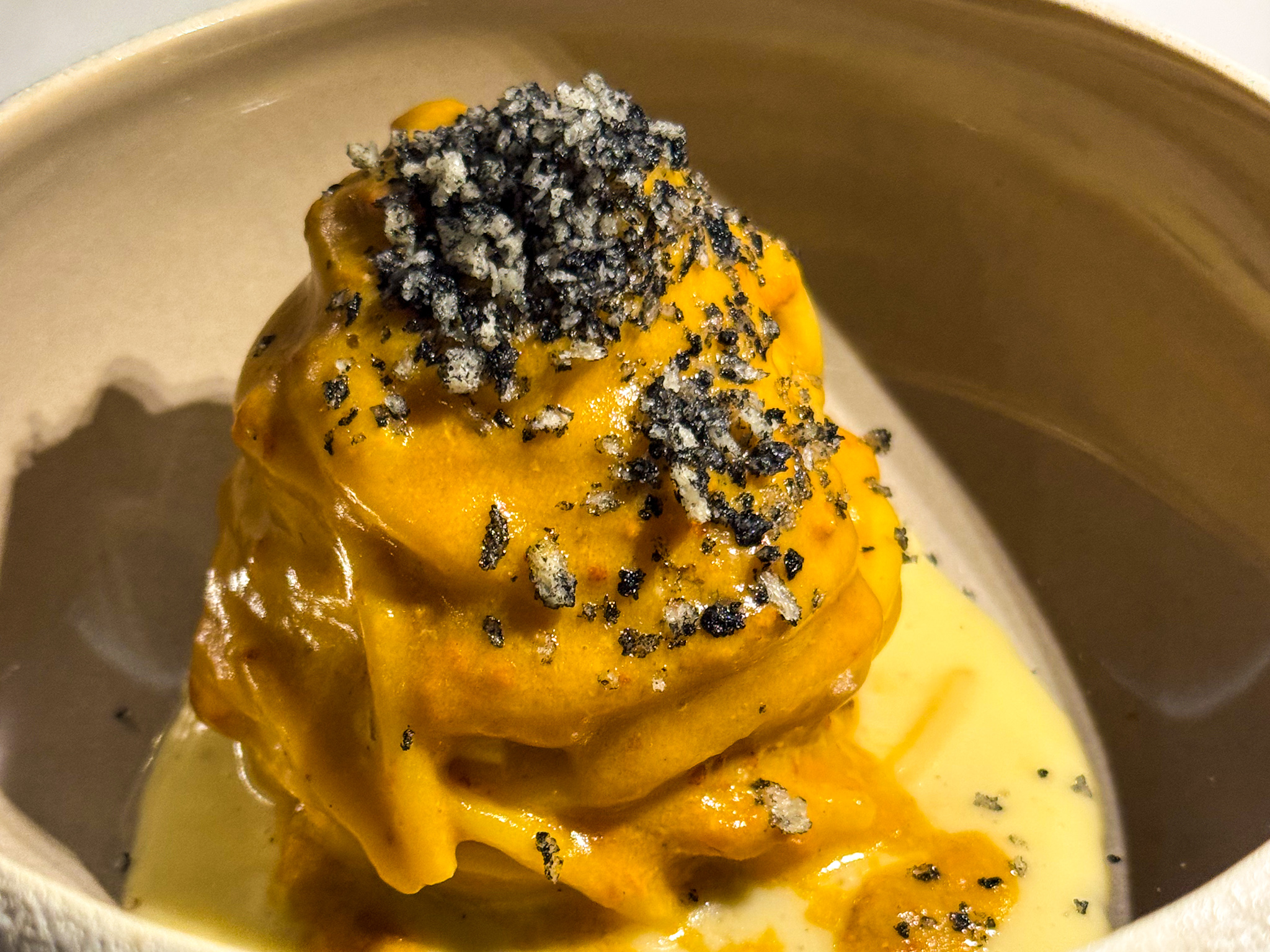 Spaghettoni, ricci di mare, patata e pecorino di fossa