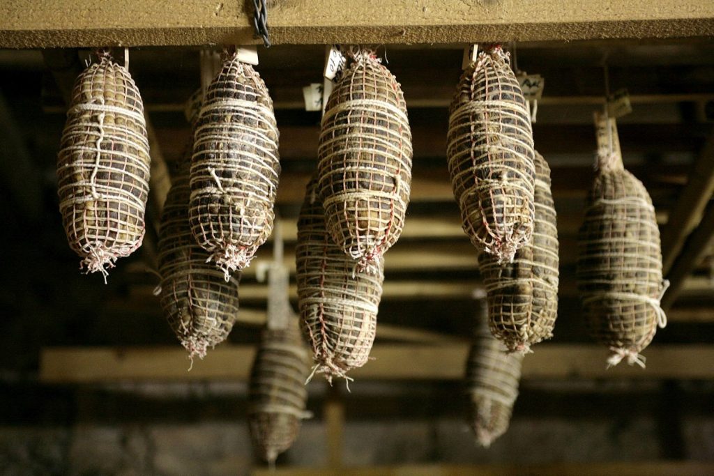 Stand di Fums, profums e salums a Sutrio dedicati ai prodotti affumicati della Carnia