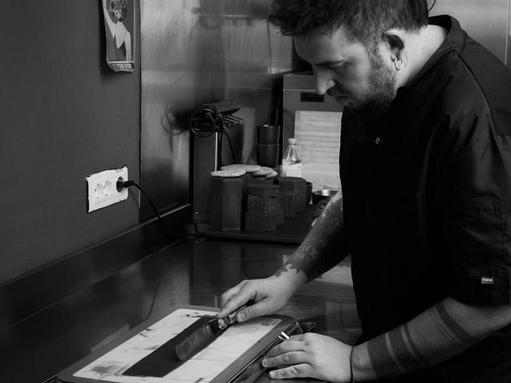 Lo chef Lorenzo Coccovilli al lavoro