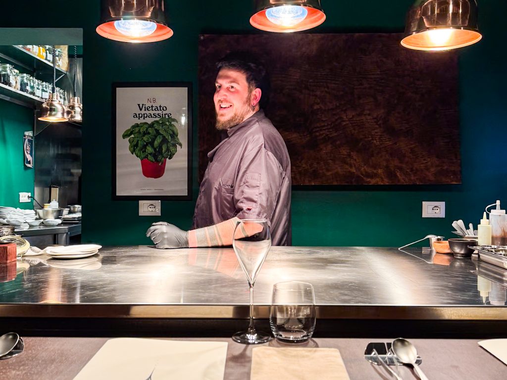 Il bancone di Attimi by ODD a Bologna con la cucina di Lorenzo Coccovilli