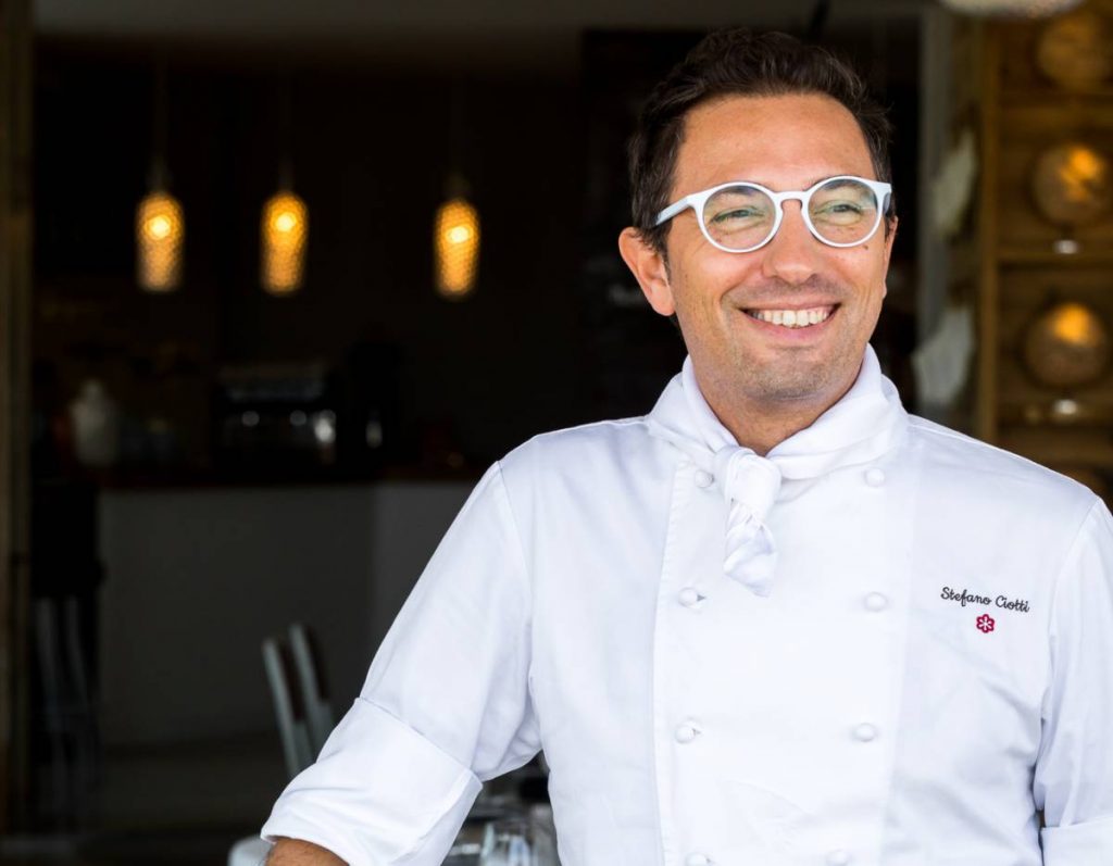 Stefano Ciotti nel ristorante Nostrano di Pesaro affacciato sul lungomare
