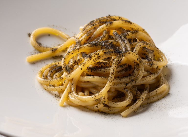 Fujute, d’alga: vermicelli, emulsione di aglio, olio e prezzemolo, alghe, miso, limone (ph. Riccardo Mordenti)