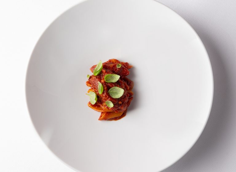 Lardiata: pennoni, pomodoro pippiato e lardo (ph. Riccardo Mordenti)