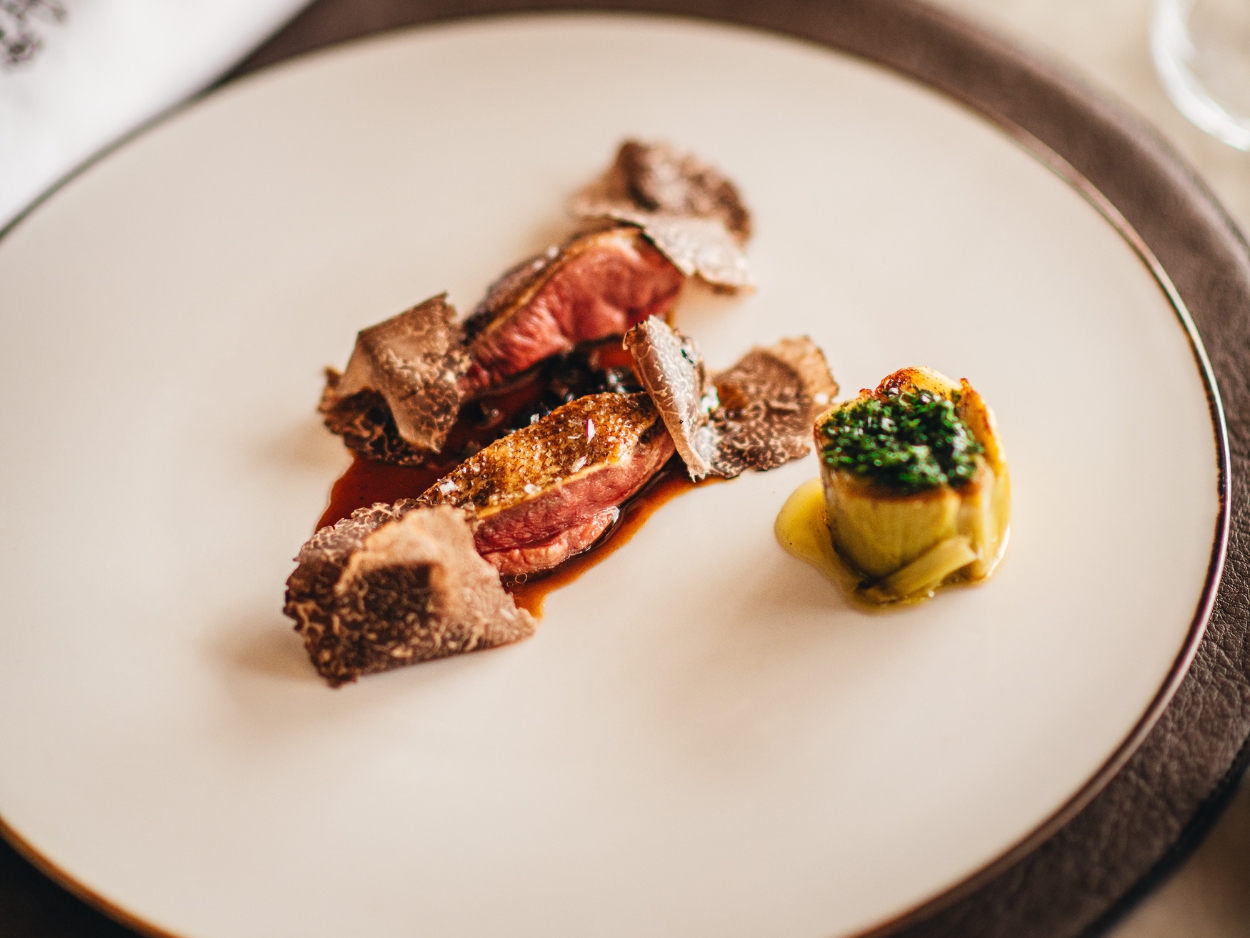 Piccione frollato, porro, bagnet verde, salsa perigueux