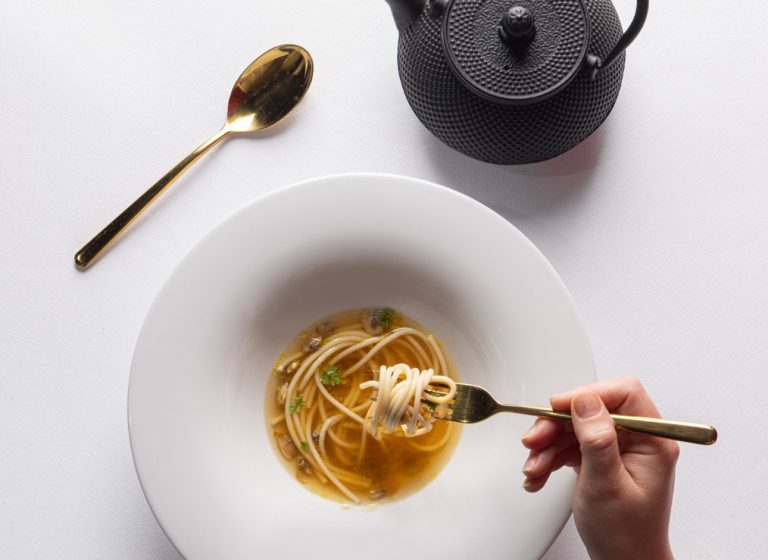 È ramen… oppure no?: vermicelli freddi, vongole lupino, brodo di carne e miso, katsuobushi (ph. Riccardo Mordenti)