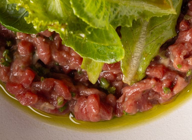 Scottona & mollusco: carne cruda, ostrica Lucrezia, misticanza, salicornia, ponzu, erba cipollina (ph. Riccardo Mordenti)