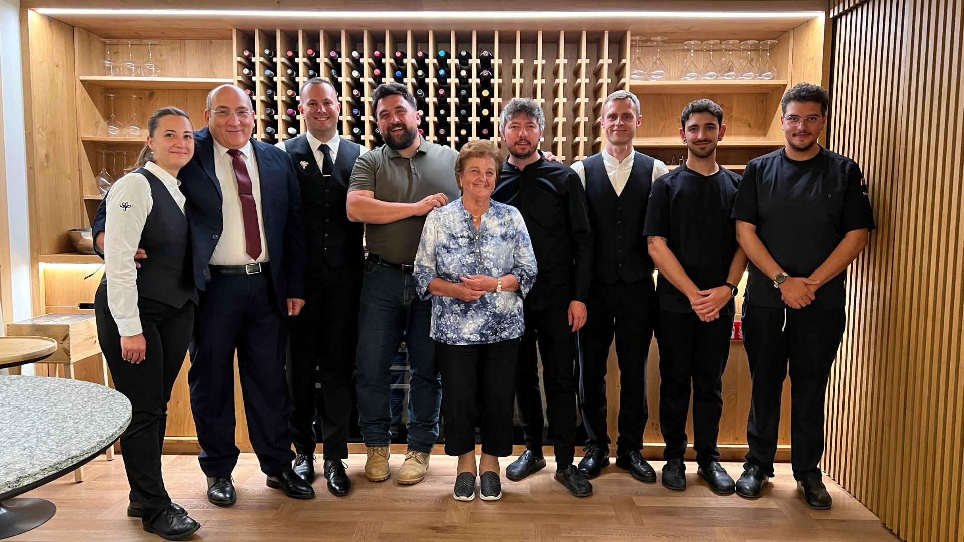 Il team del ristorante Al Persef con la signora Menia