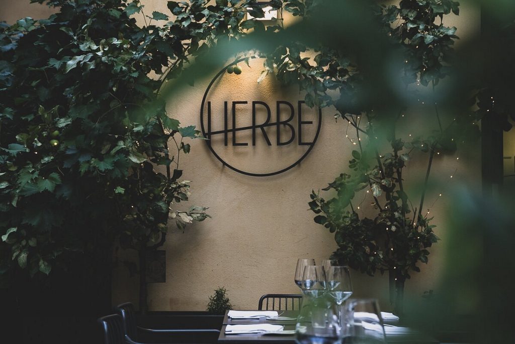 La sala del ristorante herbe a reggio emilia