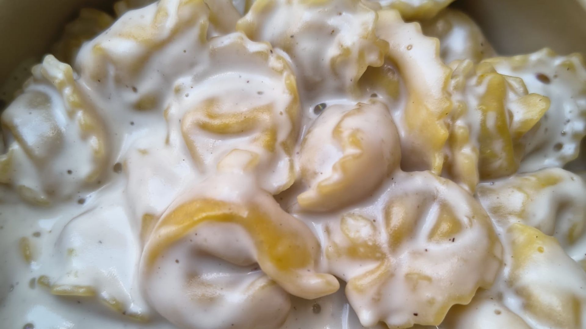 Tortellini vegani con panna di anacardi del ristorante Herbe a Reggio Emilia